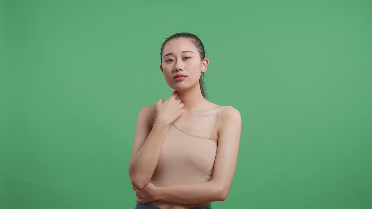 녹색 화면에 대 한 갈색 에 있는 여자