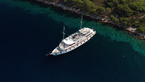 Malerischer-Blick-Auf-Das-Luxusschiff,-Das-In-Der-Adria-In-Der-Nähe-Der-Paklinski-inseln-In-Hvar,-Kroatien-Schwimmt