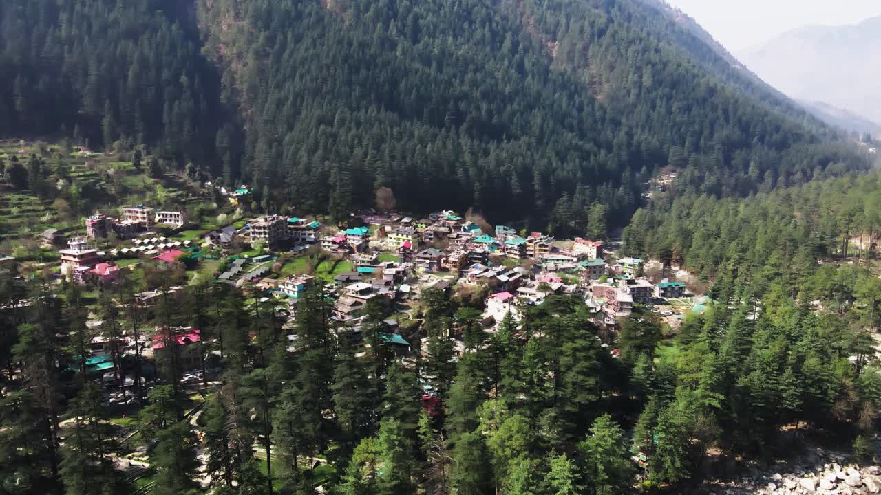 kasol, una aldea rural remota en la india, en las montañas del valle del himalaya parvati. vista aérea del verde bosque natural de la madre tierra.