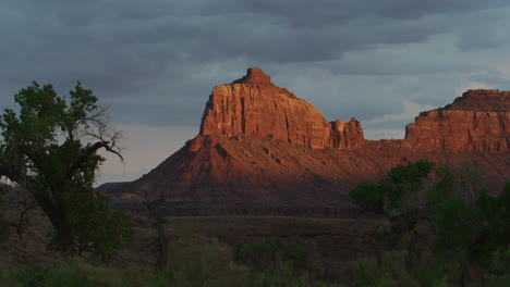 Amplio-Paisaje-Del-Desierto-Al-Atardecer-En-Utah