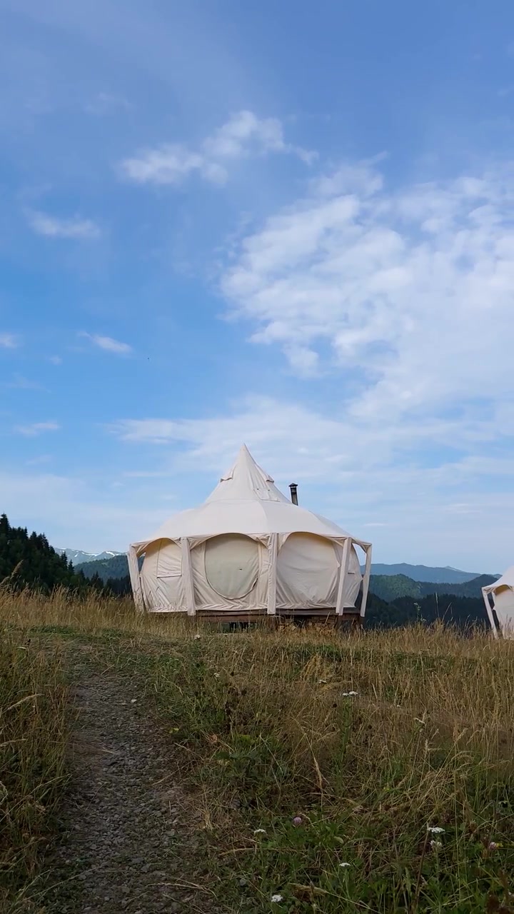 Hvid mongolsk jurttelt og landskab fra et pastoralt landligt landsbymiljø i Iran, der repræsenterer luksuriøs arabisk kultur, gæstfrihed fra Georgien og Kaukasus, glamping og traditionel nomade-rejse i naturskønne udendørs omgivelser.