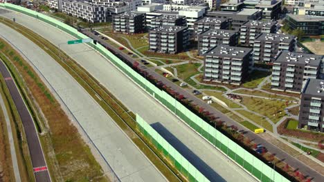 Autopista-Disparada-Por-Drones-Que-Muestra-Carriles-Con-Túneles-Y-Viaductos-Fuera-De-La-Ciudad-De-Varsovia,-Polonia