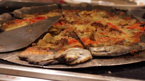 un primer plano de una pizza italiana y luego sabrosa en un crucero de msc.