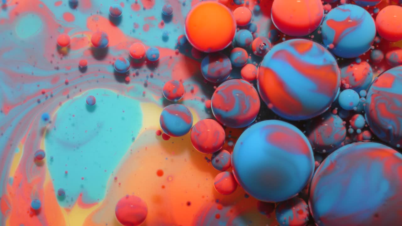 movimiento lento burbujas de color pastel brillante aceite pintura de leche hermosa color brillante movimiento multicolor de cerca. pintura azul acrílico. superficie fantástica. abstracto transformación de colores gravitación.