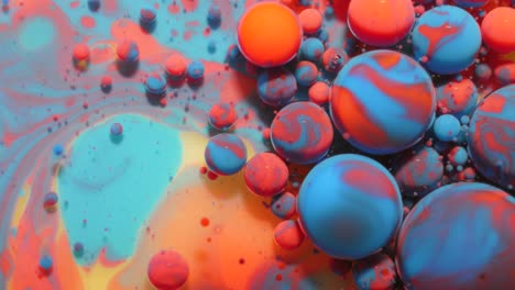 movimiento lento burbujas de color pastel brillante aceite pintura de leche hermosa color brillante movimiento multicolor de cerca. pintura azul acrílico. superficie fantástica. abstracto transformación de colores gravitación.
