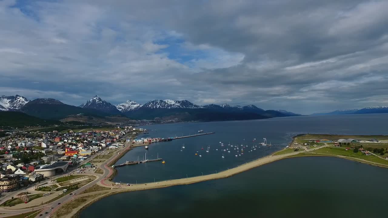 View of the city of Ushuaia
vista de la ciudad de Ushuaia y aeropuerto viejo