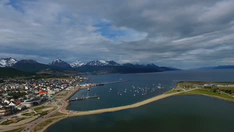 view of the city of ushuaia
vista de la ciudad de ushuaia y aeropuerto viejo