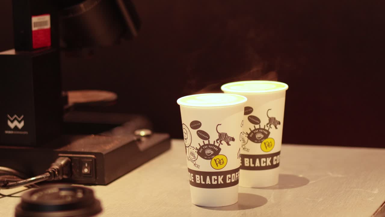 바리스타 는 커피 에 우유 와 스프링클 을 첨가 한다