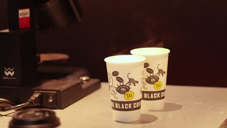 el barista añade leche y salpicaduras al café