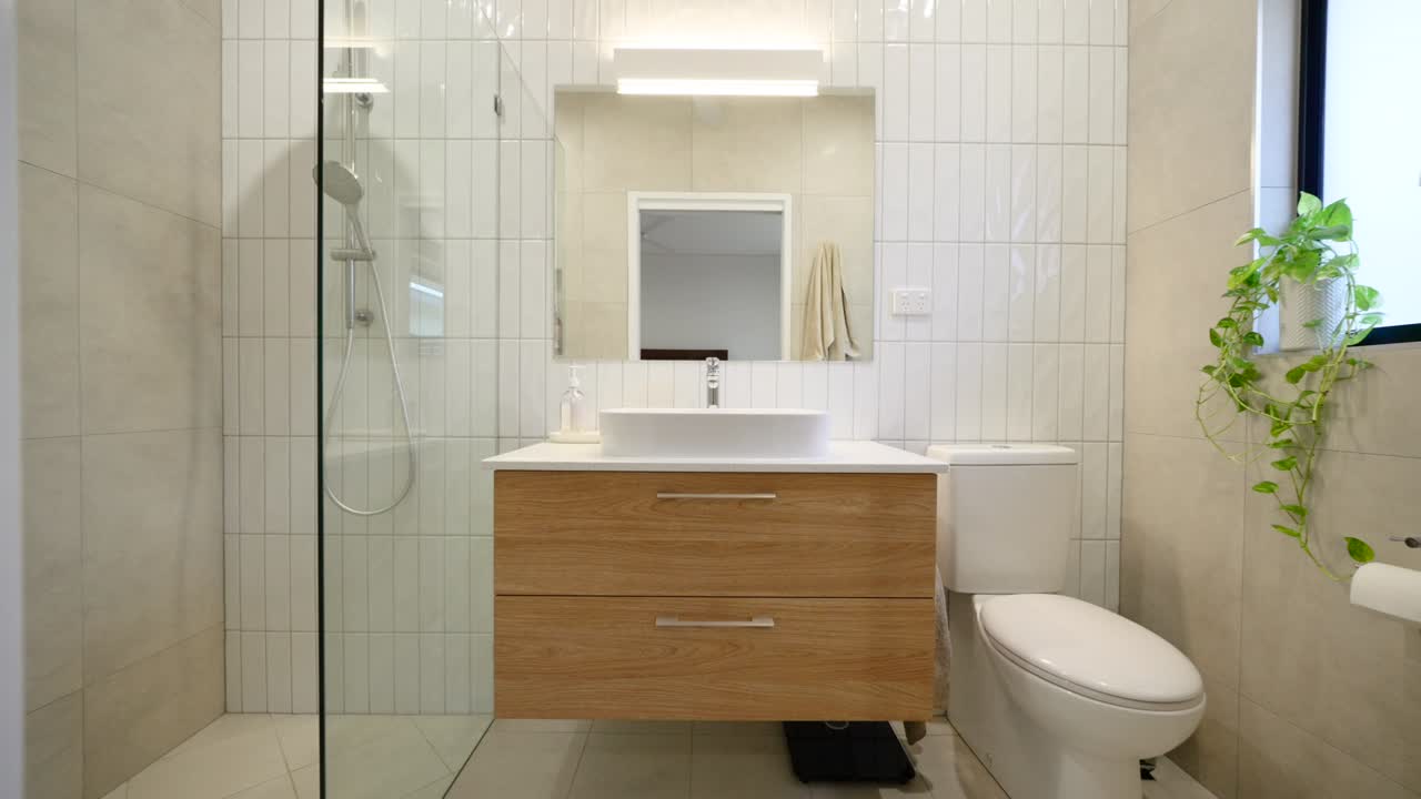 Interior espacioso de nueva construcción con decoración minimalista, techos altos y grandes ventanas para luz natural