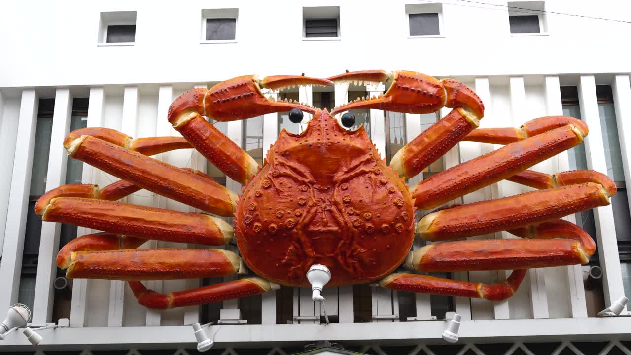 건물 에 있는 큰 크래브 표지판 의 정적 디스플레이