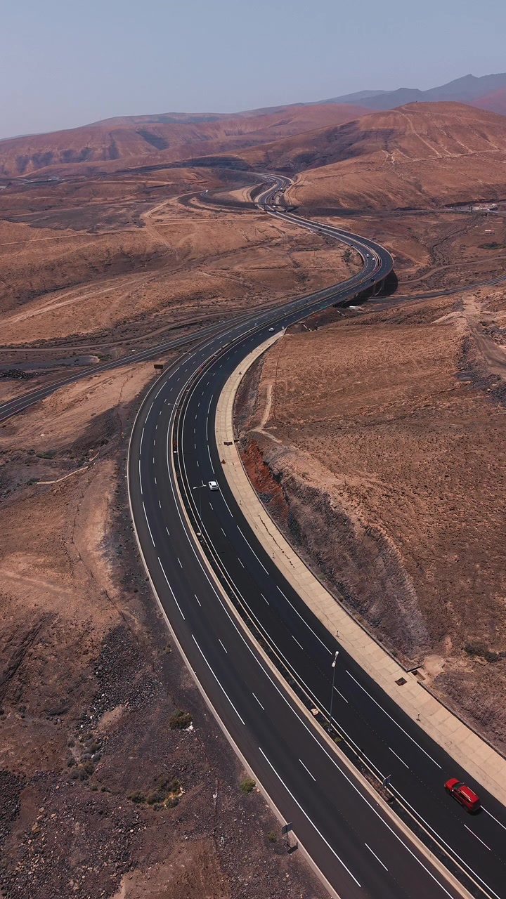 Vista aerea di un'autostrada tortuosa attraverso un paesaggio desertico arido