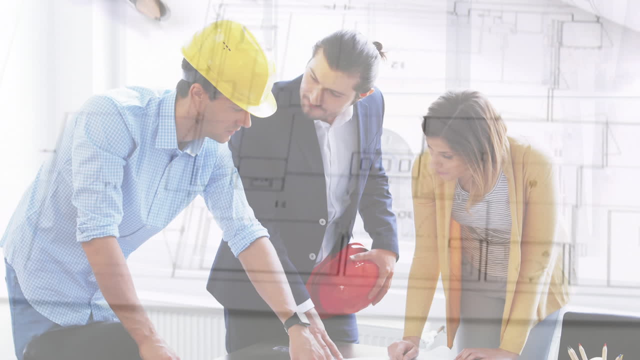 arquitectos discutiendo planes de construcción