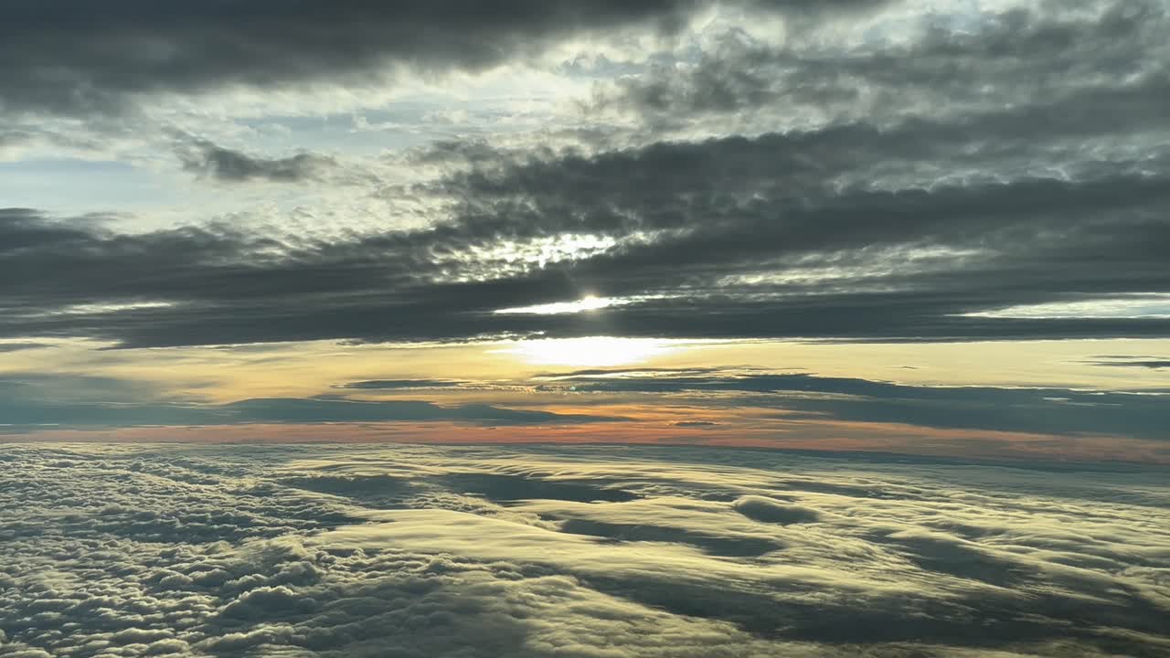 impresionante cielo nublado al atardecer disparado desde una cabina de avión mientras volaba hacia el oeste a 12000 m de altura, como lo vieron los pilotos