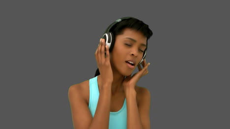 una mujer hermosa escuchando música.