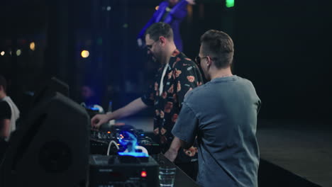 dj actuando en un club nocturno