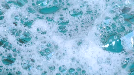primer plano de las burbujas que se forman en la superficie del agua