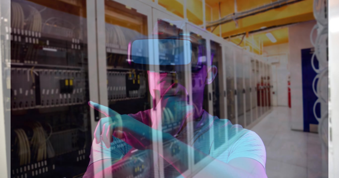 Animace mužů používajících VR headset nad serverovnou.