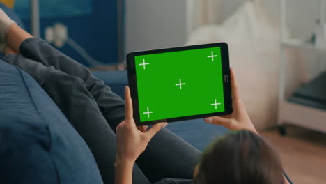 primer plano de una mujer mirando una tableta en modo horizontal
