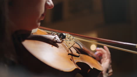 mujer inspirada está tocando el violín vista de primer plano de viejo violín en manos femeninas