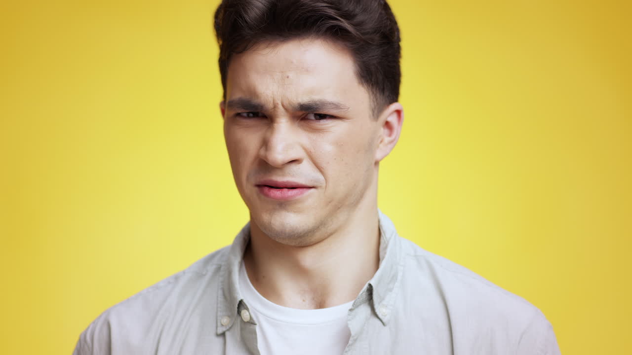 혐오스러운 표정의 남자