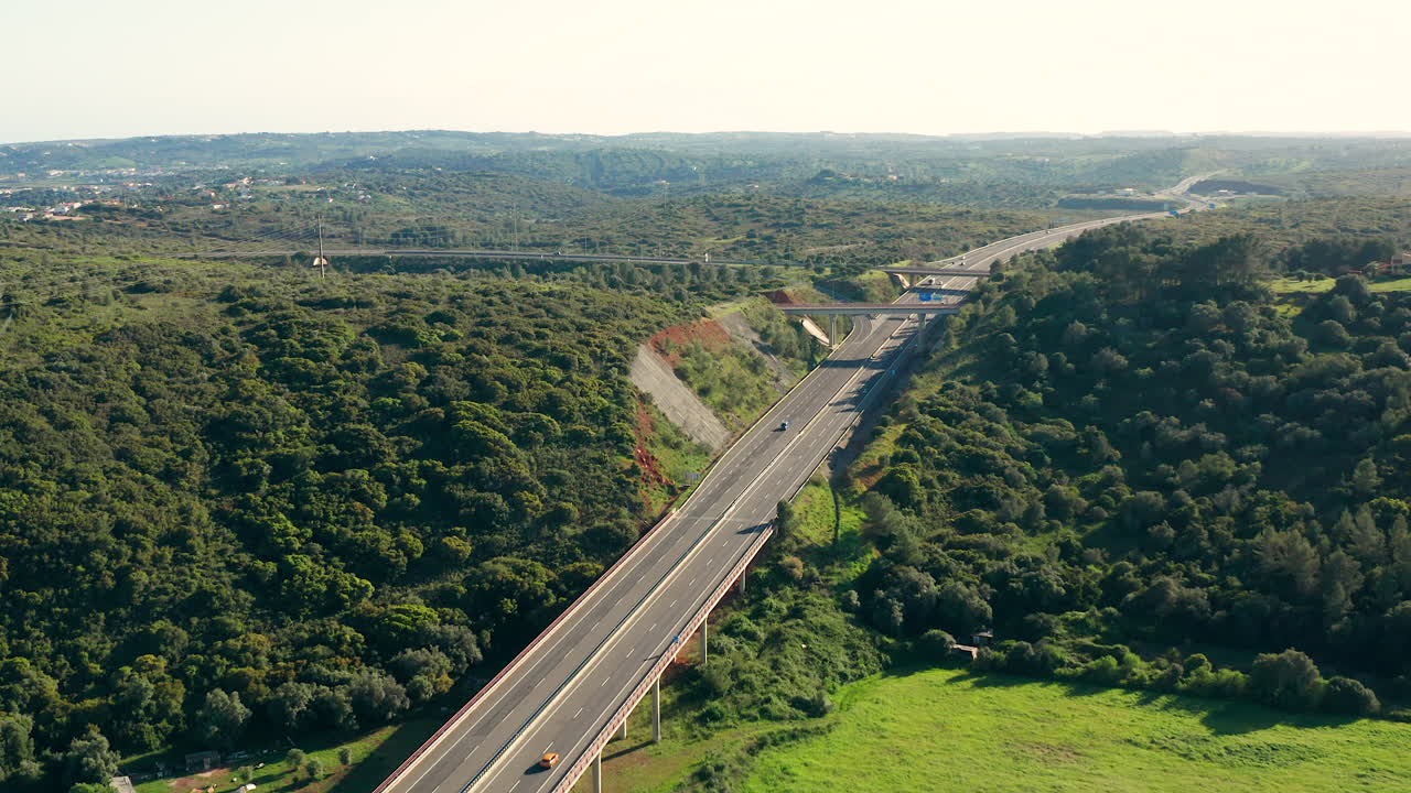 antena: una carretera que atraviesa el campo del algarve en portugal