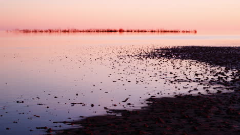 tide-moving-at-twilight,-timelapse