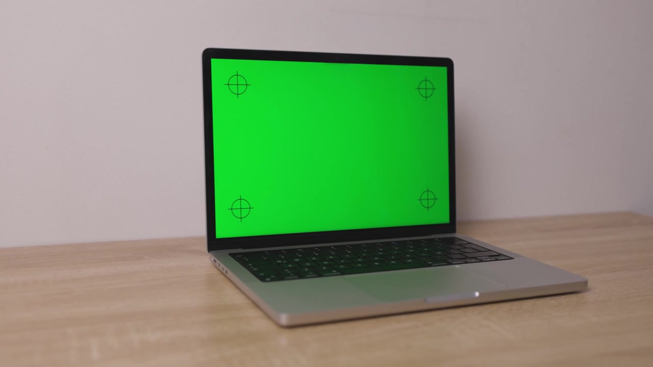 Cile | Laptop moderno con schermo chroma key su postazione di lavoro in legno pulita all'interno.
