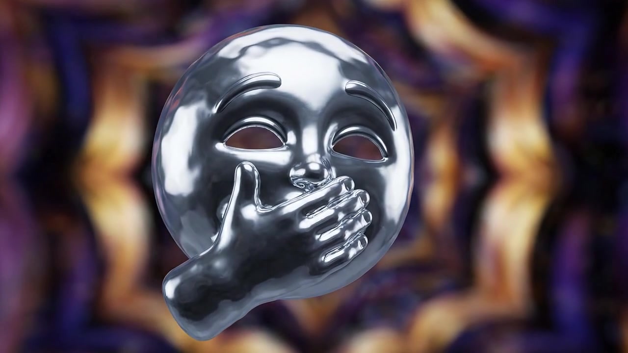 Una scultura d'argento lucente di un volto stravagante con espressioni giocose, ambientata su un affascinante sfondo astratto di vortici e motivi vivaci.