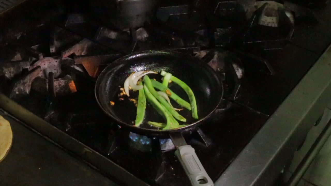 Mexikanische Nopales kochen.