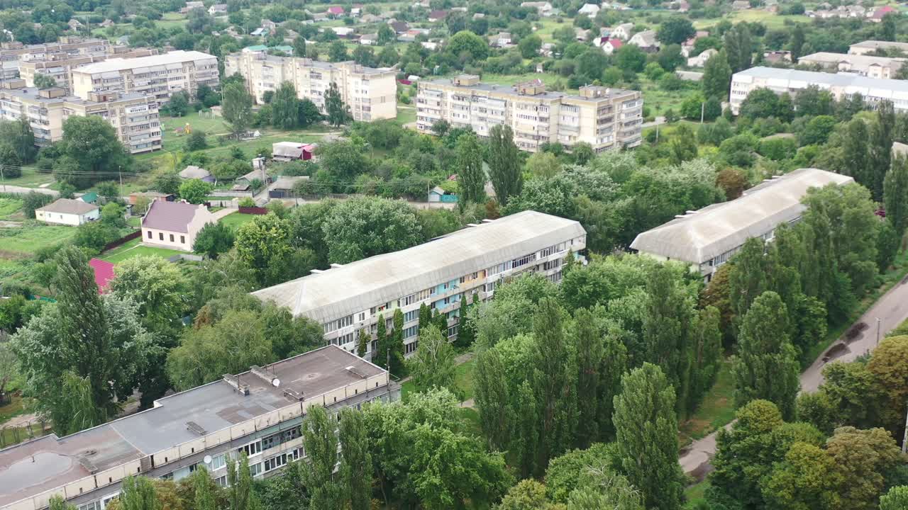 video aéreo de drones de los edificios de apartamentos de la ciudad de kalyta en la frontera del oblast de kiev y el oblast de chernihiv ucrania