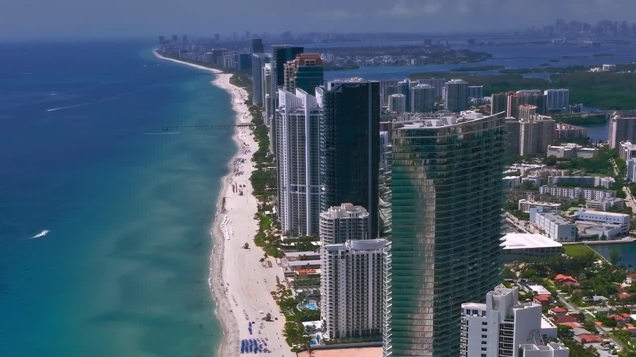 Vista aerea di Miami Beach e dei grattacieli lungo la costa.