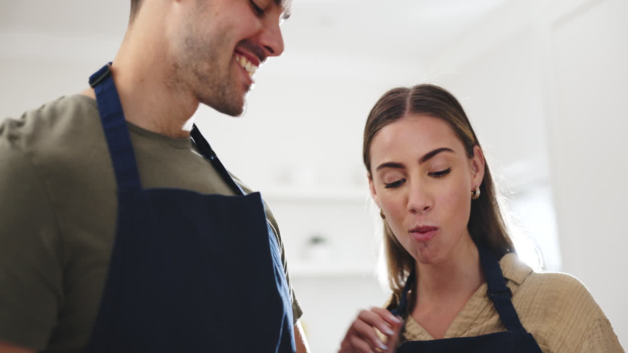pareja, comida y alimentación de frutas en la cocina del hogar