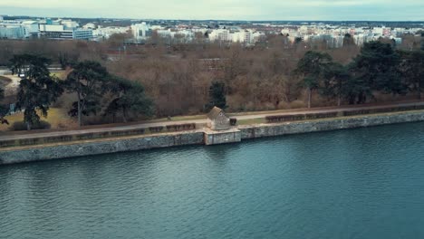 Drohnenansicht-Dieses-Teiches,-Der-Zur-Regulierung-Des-Wasserkreislaufs-Und-Zur-Erhaltung-Aquatischer-Ökosysteme-Beiträgt