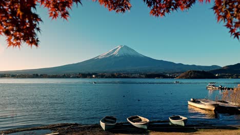 el lago kawaguchiko, con impresionantes vistas del monte fuji enmarcado por el vibrante follaje rojo de momiji.