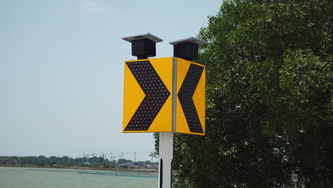 traffic lights warn when there is a curve