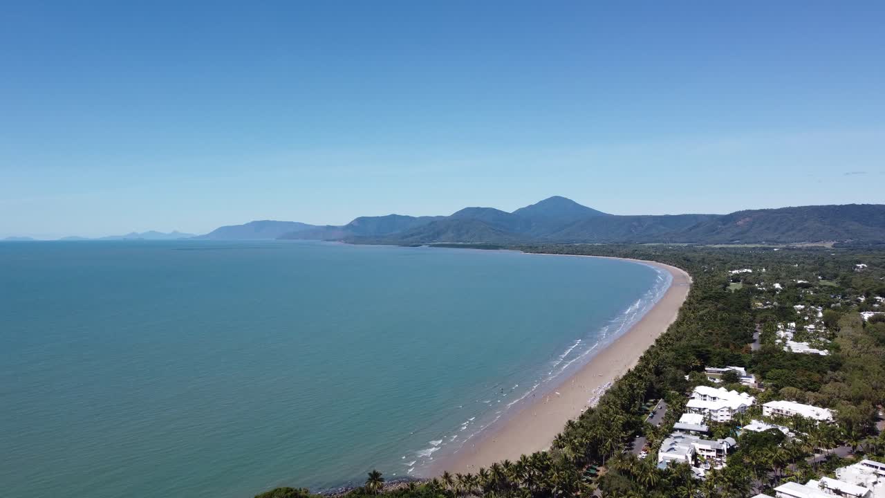 Drone che si alza da un punto panoramico per rivelare la famosa Four Mile Beach a Port Douglas, Australia