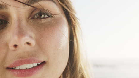 mujer, rostro y retrato de sonrisa en la playa para el verano