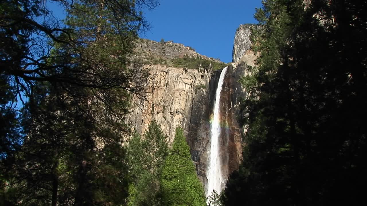 Toma lejana de las cataratas Velo de Novia en el Parque Nacional Yosemite, California