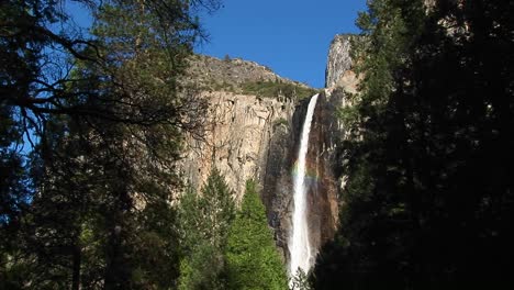 longshot de bridal veil falls en el parque nacional de yosemite, california