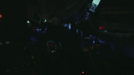 primer plano de un conductor sosteniendo el volante