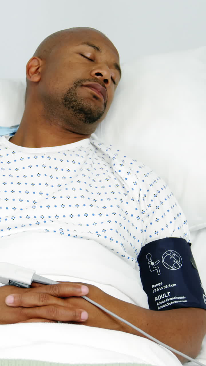 침대에 누워있는 남성 환자