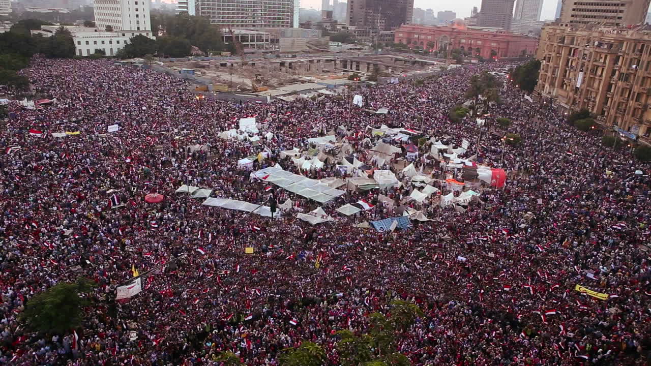 埃及首都开罗的塔希尔广场 (tahrir square) 举行了一场大规模的示威活动