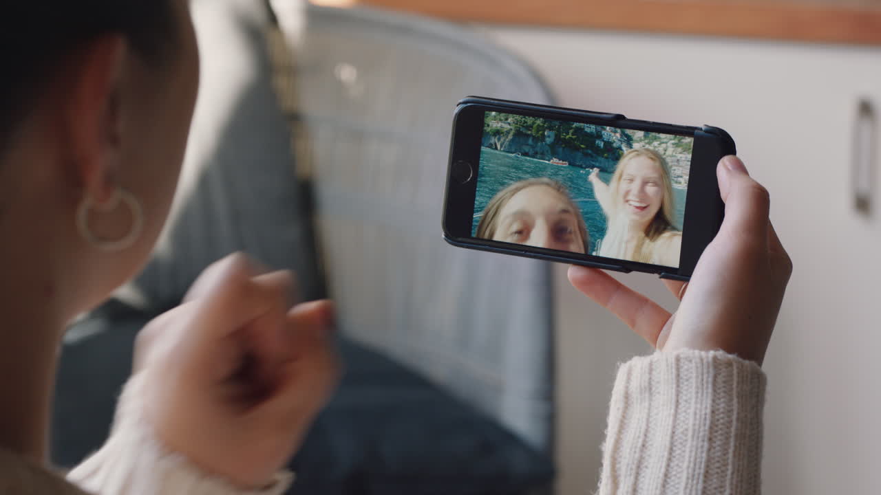 mujer joven chateando en video usando un teléfono inteligente amigos felices de vacaciones en italia compartiendo experiencia de viaje divirtiéndose en vacaciones comunicándose con el teléfono móvil