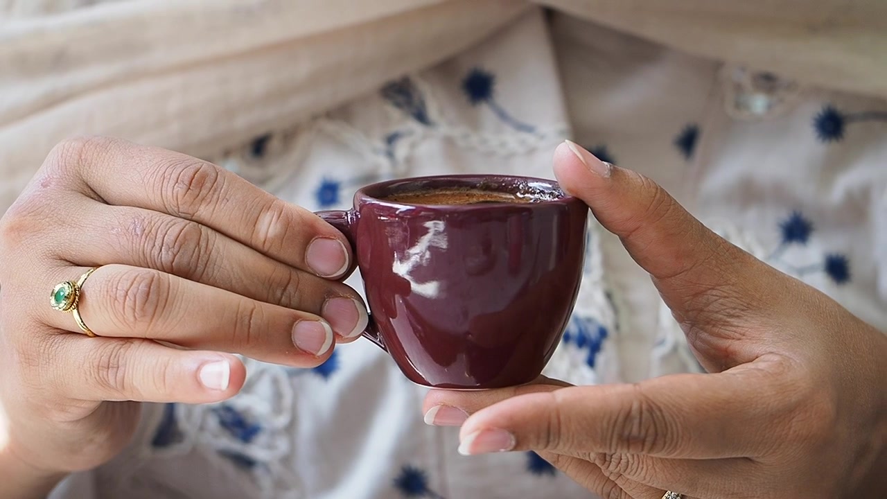 Donna che Tiene una Tazzina di Caffè