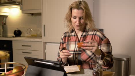 mujer mirando a través de sus especias creando una receta