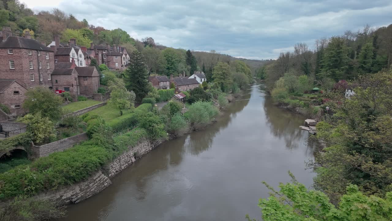 Vista panoramica lenta dall'alto verso il basso lungo il fiume Severn, Ironbridge.