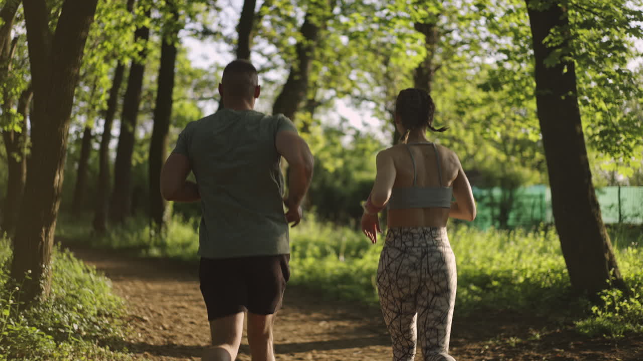 Una pareja corriendo en el parque.