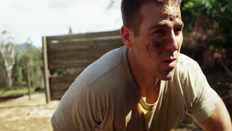 soldado militar de pie en el campamento de entrenamiento 4k