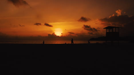 Menschen,-Die-Im-Sonnenuntergang-Am-Strand-Spazieren-Gehen